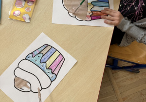 Dzieci malują babeczki wykonaną wspólnie kakaową farbą