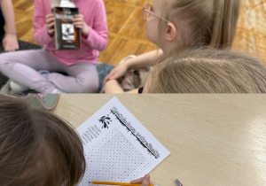 Kolaż przedstawia dzieci wykonujące krzyżówkę o tematyce czekolady oraz sprawdzające swoją wiedzę w teście na tablicy interaktywnej