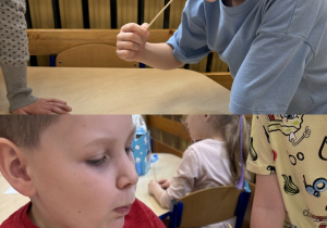 Dzieci zajadają się owocami i piankami maczanymi w roztopionej czekoladzie