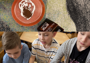 Dzieci jedzą owoce i pianki maczane w rozpuszczonej czekoladzie oraz malują babeczki wykonaną wspólnie kakaową farbą