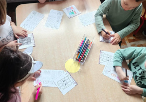 Dzieci wykonują pracę plastyczną.