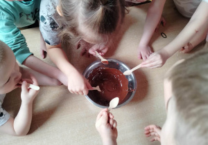 Dzieci smakują czekoladę.