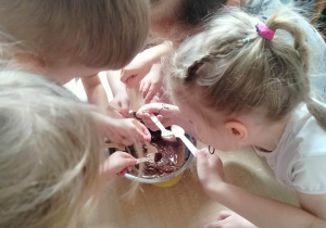 Dzieci próbują belgijską czekoladę.