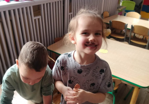 Chłopiec z czekoladową buzią.