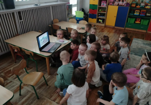 Dzieci oglądają prezentację o powstawaniu czekolady.