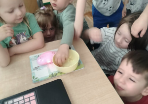 Chłopiec próbuje białą czekoladę.