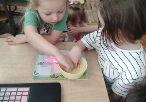 Dziewczynki próbują czekoladę.