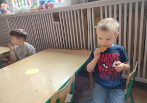 Chłopcy smakują czekoladę.