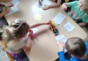 Dzieci wykonują pracę o powstawaniu czekolady.