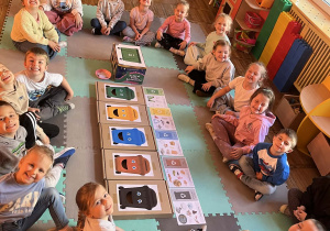 Dzieci przygotowują się do segregacji śmieci.