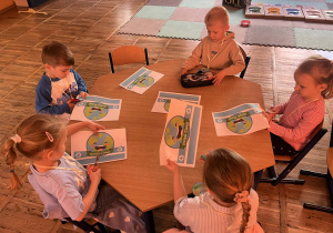 Dzieci wycinają opaski na głowę z okazji Dnia Ziemi.