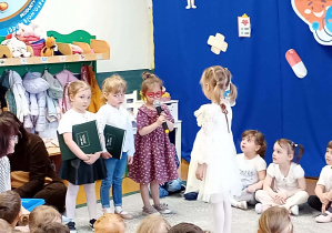 Dziewczynki – nauczycielki odgrywające swoją rolę.