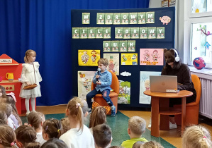 Dziewczynka i chłopiec odgrywający rolę mamy i taty misia Teofila.