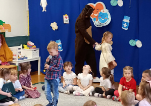 Przedstawienie historii o misiu Teofilu w wykonaniu dzieci z grupy Stokrotki.