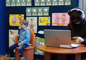 Miś Teofil i chłopiec odgrywający rolę taty.