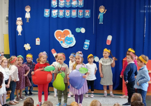 Dzieci śpiewają piosenkę „Owocowy song”.