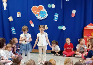 Dziewczynki recytują swoją rolę.