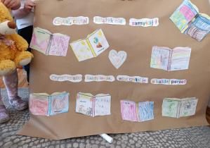 Plakat promujący czytanie książek.