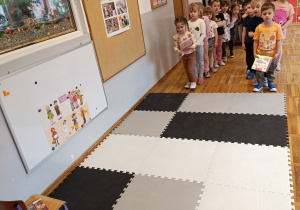 Dzieci podczas zabawy „Zamień książkę.”