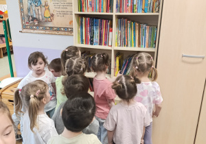 Dzieci pożyczają książki z przedszkolnej biblioteczki.