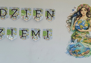 Tablica z dekoracją i napisem Dzień Ziemi.