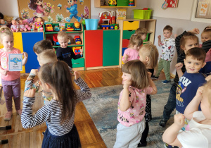 Dzieci z grupy Słoneczka podczas zabawy ruchowo-naśladowczej.