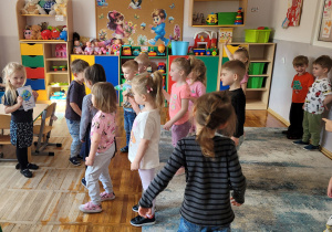 Dzieci z grupy Słoneczka podczas zabawy ruchowo-naśladowczej.