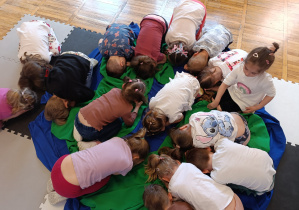 Dzieci podczas zabawy pt. Ziarenko