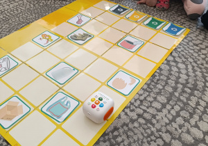 Zabawa w kodowanie z użyciem robota edukacyjnego Zosia.