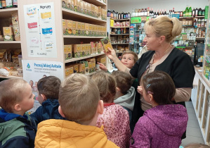 Na zdjęciu widzimy dzieci z grupy Odkrywcy, którzy oglądają produkty ekologiczne.