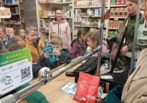 Dzieci z grupy Odkrywcy zapoznają się z zawodem sprzedawcy w Sklepie ze Zdrową Żywnością.