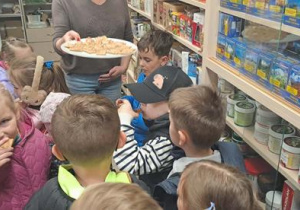 Dzieci z grupy Motylki degustują zdrową żywność.