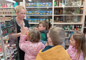 Dzieci z grupy Odkrywcy częstują się zdrowymi lizakami.