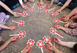 Dzieci z grupy Stokrotki z samodzielnie zrobionymi kotylionami.