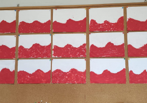 Zdjęcie przedstawia prace plastyczne wykonane przez dzieci z grupy Misie z okazji Dnia Flagi.