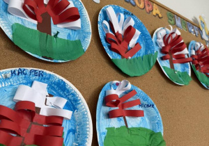 Praca plastyczna wykonana przez grupę Smerfy.