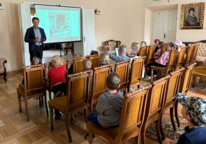 Dzieci słuchają ciekawostek na temat symboli narodowych i regionalnych.