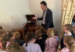 Dzieci oglądają eksponaty i wnętrza muzeum.