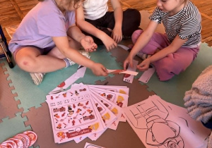 Dziewczynki układają puzzle.