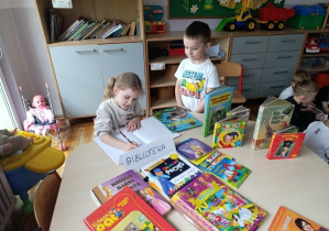 Dzieci z grupy „Misie” bawią się w bibliotekę.