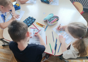 „Misie” wykonują pracę plastyczną z okazji Dnia Bibliotekarza.