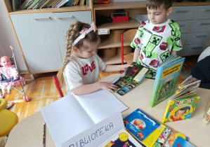 „Misie” podczas zabawy w bibliotekę.