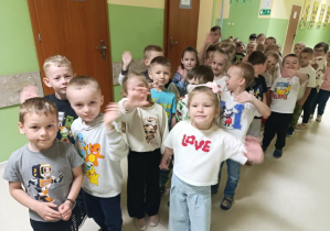 Dzieci z grupy „Misie” czekają na spotkanie z panią bibliotekarką.