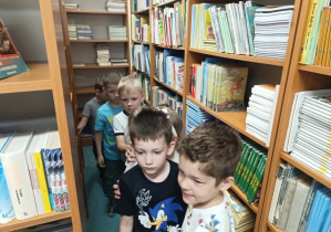 Dzieci z grupy „Misie” zwiedzają szkolną bibliotekę.