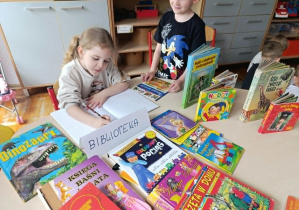 Dzieci z grupy „Misie” bawią się w bibliotekę.