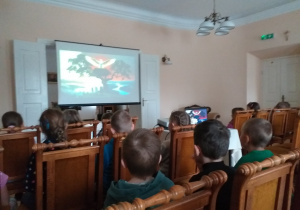 Zdjęcie przedstawia dzieci poznające dzieje naszego państwa.