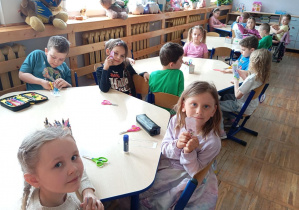 Na zdjęciu widzimy dzieci z grupy Odkrywcy podczas wykonywania zakładek do książek.