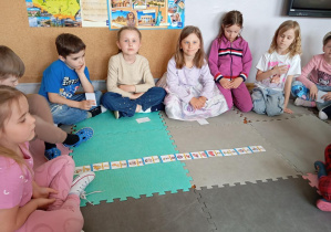 Na zdjęciu widzimy dzieci z grupy Odkrywcy podczas układania bajkowego domina.