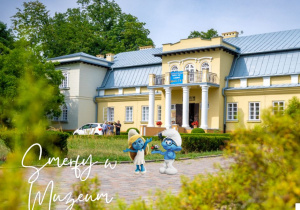 Grafika przedstawia zdjęcie Muzeum Regionalnego w Bełchatowie oraz napis Smerfy w Muzeum