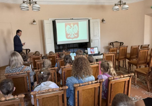 Kolaż przedstawia Smerfy, które odwiedzają i zwiedzają Muzeum Regionalne w Bełchatowie